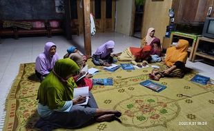 Inspiratif! Berantas Buta Huruf, Anak Muda Sukodono Sragen Ajari Lansia