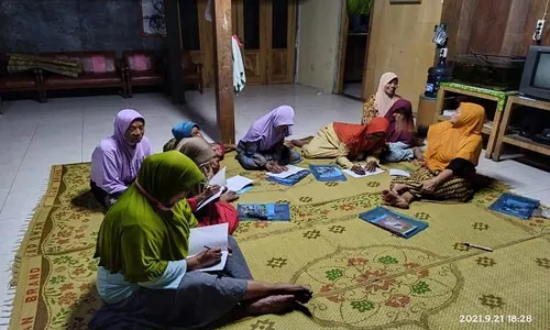 Inspiratif! Berantas Buta Huruf, Anak Muda Sukodono Sragen Ajari Lansia