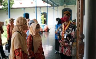 Mencintai Kearifan Lokal, DWP UNS Kunjungi Museum Keraton Surakarta