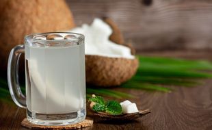 Benarkah Keracunan Obat Bisa Diobati dengan Minum Air Kelapa?