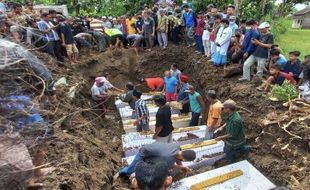 2 Keluarga Korban Kecelakaan Bus di Imogiri Dimakamkan Satu Liang Lahad