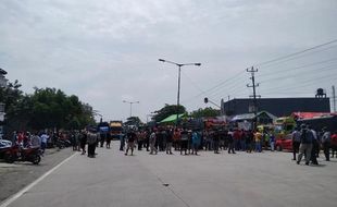 Demo Sopir Truk di Kudus Blokir Jalan