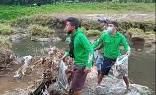 Masih Banyak yang Buang Sampah Plastik dan Popok di Sungai Sragen