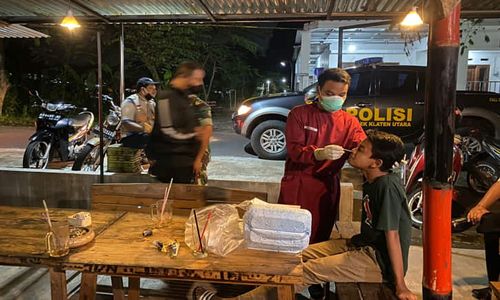 Pengunjung Kafe dan Angkringan di Klaten Utara Di-Swab Antigen Acak