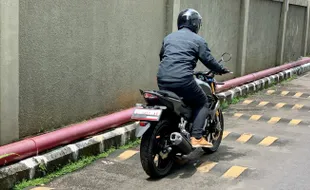 Tips Naik Motor Tetap Seimbang saat Lewati Jalan Tak Rata