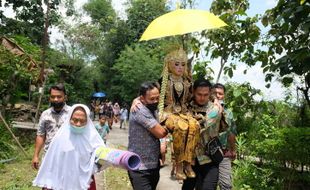 Menengok Keunikan Tradisi Gendong Pengantin di Gemolong Sragen