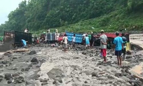 Hujan Deras, 24 Truk Penambang Pasir Terjebak Lahar Dingin Merapi