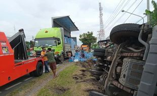 Truk Pengangkut Air Mineral Terperosok ke Sungai di Bulakrejo Sukoharjo