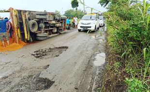 Truk Nggoling Gegara Jalan Rusak di Nogosari Boyolali Viral