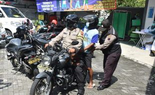 Percepat Vaksinasi, Polisi di Solo Dikerahkan Antar Jemput Warga Lansia