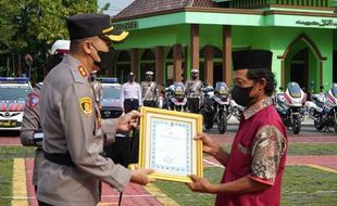 Polres Grobogan Beri Penghargaan Sudarto si Penambal Jalan Rusak