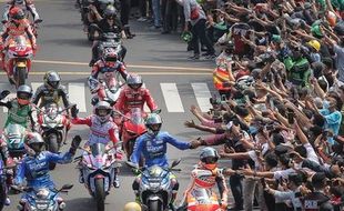 Warga Heboh Sambut Konvoi Pembalap, Marquez Lakukan Burnout