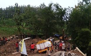 Ruas Jalan Gubug-Salatiga Longsor, Mobil Tangki Terperosok