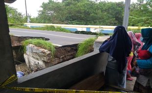 Makgrobyak! Jembatan Kadirejo Klaten Nyaris Ambrol Dikira Motor Jatuh