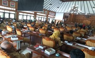 Hadiri Rapat Paripurna, Eks Sekda Klaten Duduk Deretan Paling Belakang