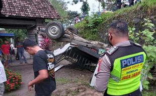 Mobil L-300 Jatuh ke Tebing 3 Meter di Sragen, Pengemudi Luka Serius