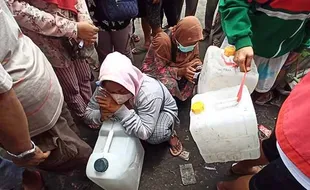 Minyak Goreng Curah Langka, Begini Antrean Warga di Pasar Legi Solo