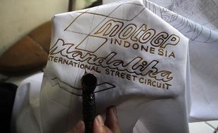 Keren! Penyandang Disabilitas di Solo Bikin Batik Tema MotoGP