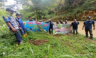 Komunitas Gerojok Wonogiri Bersama Pelajar Bersih-Bersih di Sungai Ini