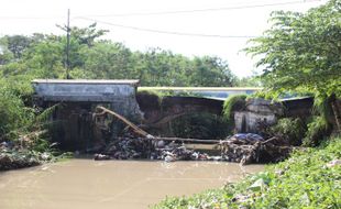 Jembatan Kadirejo Rusak, Pengendara Memutar hingga 2 Kilometer