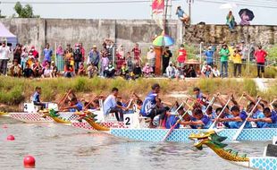 Jaring Atlet Muda, Begini Serunya Lomba Dayung Perahu Naga di Jatim