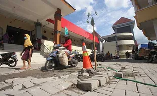 Duh! Jalan Paving Block di Area Pasar Legi Solo Sudah Rusak dan Ambles