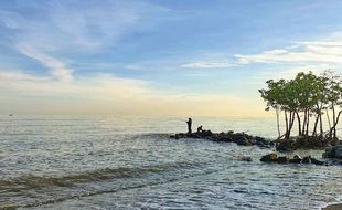 Mitos Pantai Pulau Kodok Tegal, Berendam Pagi & Sore Obati Penyakit?