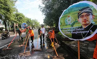 Sambut Jumenengan KGPAA MN X, Warga Solo Bancakan dan Ngepel Jalan