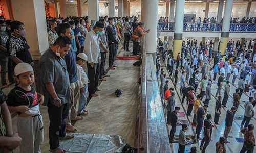 Pelonggaran Aturan Covid-19, MUI Imbau Rapatkan Kembali Shaf Salat