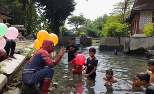 Hari Dongeng Sedunia, Aksi Spiderman Beri Kejutan Anak-Anak di Boyolali