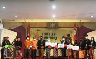 Tambah Pengetahuan Hukum Lewat Debat Semar Law Competition