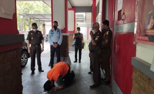 Keluar LP, Penjual Taoge Klaten Ini Langsung Sujud Syukur