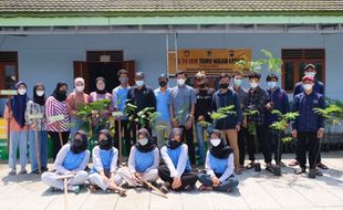 Tim 08 KKN UNS Tanam Lebih dari 100 Sengon di Ngabeyan Klaten