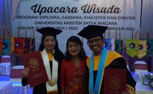 Kisah Bapak dan Anak Raih Cumlaude dan Lulus Bersamaan di UKSW