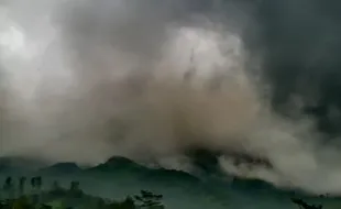 Gunung Merapi Lucurkan Awan Panas Sejauh 2,5 Km