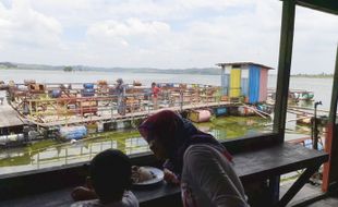 Makan di Warung Apung Sambil Nonton Waduk Kedungombo Boyolali Ngangenin