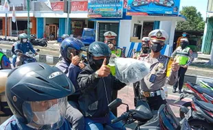 Tekankan Edukasi, Polisi Karanganyar Bagi-Bagi Helm Saat Operasi