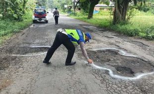 Polisi Karanganyar "Lukis" Lubang di Jalan Tasikmadu-Kebakkramat