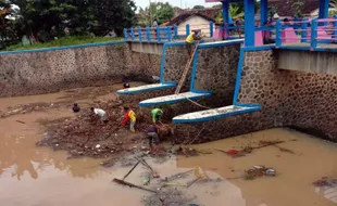 Usai Hujan, Jembatan & Pintu Bendungan Sragen Tersumbat 10 Ton Sampah