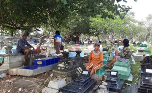 3 Kali Nyadran Sepi Peziarah, Buruh Bersih Makam di Solo Gigit Jari