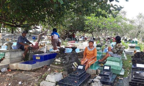 3 Kali Nyadran Sepi Peziarah, Buruh Bersih Makam di Solo Gigit Jari