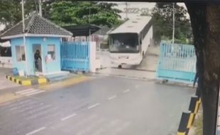 Tragis! Lagi Atur Jalan, Pak Ogah di Semarang Meninggal Ditabrak Bus