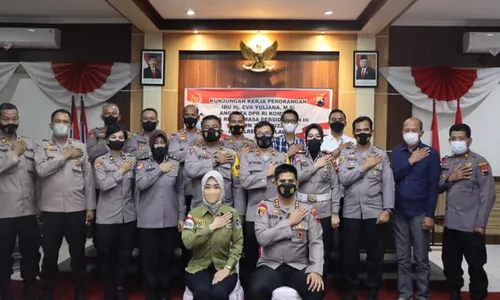 Kunjungi Polres Boyolali, Anggota DPR Ini Ikut Bagikan Jumat Berkah