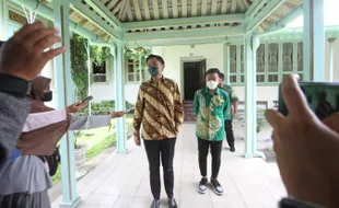 Gibran Sering Pakai Baju Batik Karya Paundrakarna, Ada Maksud Khusus?