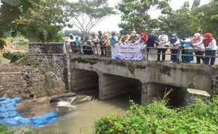 Usir Bau Limbah, 50 Liter Eco Enzyme Ditabur di Kali Gupit Sukoharjo