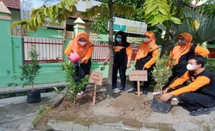 Semangat Tanam Pohon dan Bikin Biopori SMPN 7 Solo di Hari Air Sedunia