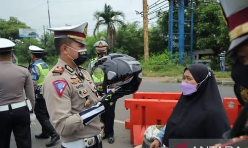 Patuh Lalu Lintas di Karawang Dihadiahi Helm Gratis