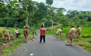 Jalan Penghubung Tiga Kecamatan di Jatipurno-Slogohimo-Girimarto Amblas