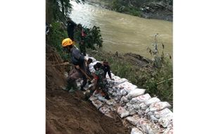 Sukarelawan-Warga Pasang Karung Tanah Cegah Erosi Kali Samin Sukoharjo