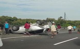 Mobil Terios Terguling Ditabrak Mobil Xpander di Jalan Tol Madiun